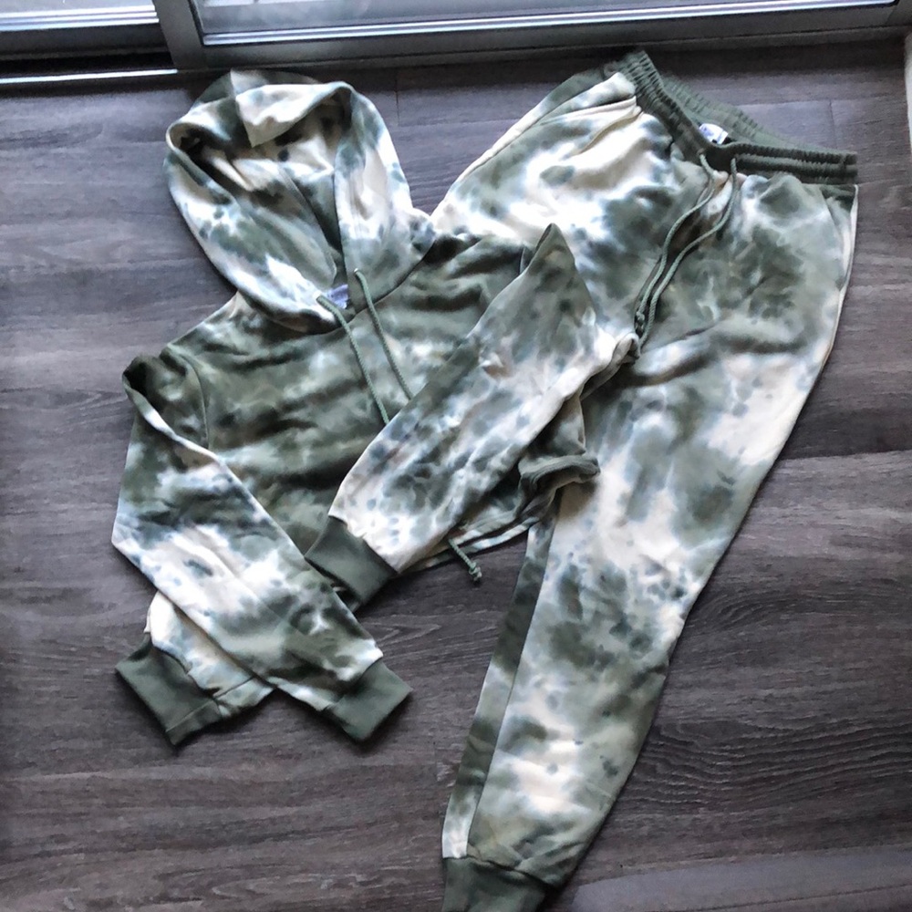 Olive Green tie die sweatsuit with cropped hoodie, size large